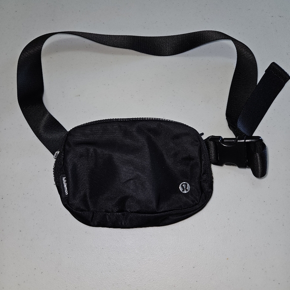 Lululemon Everywhere Belt Bag EUC - Picture 13 of 14
